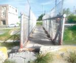 Piden reparen puente inclinado por un accidente