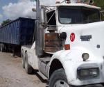 Aseguran remolque cargado con materiales