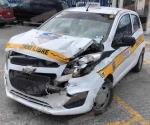 Impacta camioneta contra taxi en Viaducto