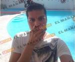 Se cuelga joven taquero de la ventana de su casa