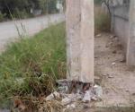 Reportan poste a punto de caer