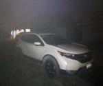 Ven a estatales y huyen; abandonan auto robado