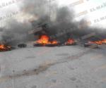 Incendian llantas en bloqueo a carretera por falta de agua