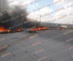 Incendian llantas en bloqueo a carretera por falta de agua