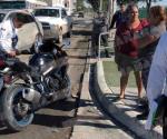 Se impacta motociclista contra camioneta