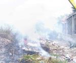Prenden fuego a vertederos en zona urbana