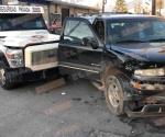 Impacta camión blindado a una camioneta; una mujer resulta lesionada