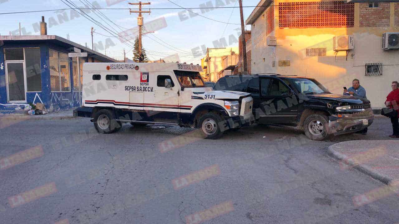 Impacta camión blindado a una camioneta; una mujer resulta lesionada