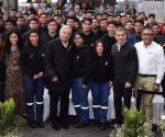 Apadrina AMLO a primera generación de construyendo el futuro