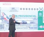 Muestra el boleto para rifa del avión
