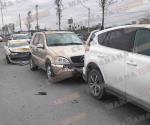 Tres autos dañados en carambola