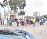 Madres de familia cierran escuela por falta de maestra