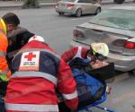Motociclista resulta lesionado al impactar auto