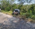 Obrero choca en su Atos contra un tráiler y muere prensado