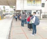 Demoran filas por revisiones
