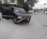 Conductor impacta su camioneta contra una patrulla