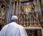 Reza el papa ante el Cristo de la ´Gran Peste´ por el fin de la pandemia