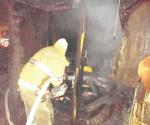 Arde una tienda de carbón