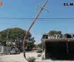 ¡Peligro!, a punto de caer un poste eléctrico