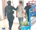 Agarran a dos amigos ebrios