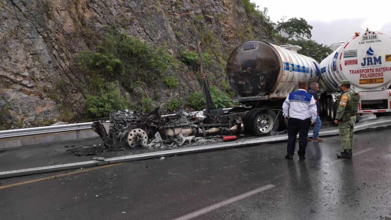 Se impacta tractocamión vs talud de la Sierra Madre