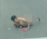 Desnudo, ´toreaba´ autos en McAllen y lo detienen