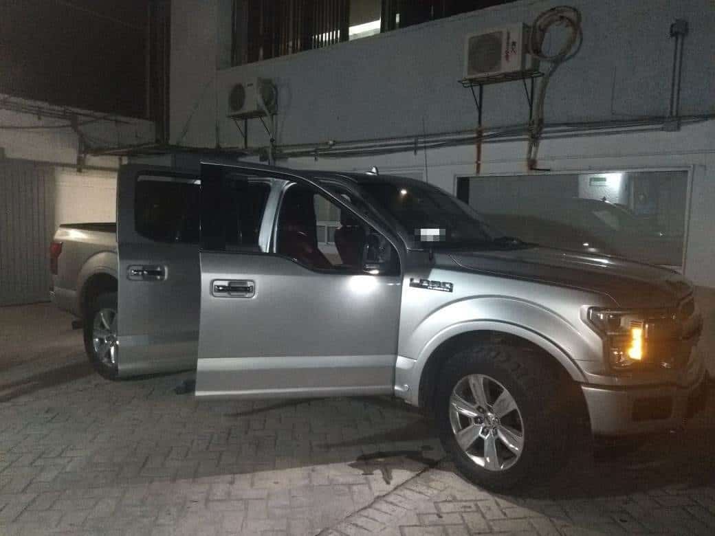 Aseguran camioneta con armas y equipo táctico; detienes a tres