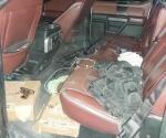 Policías aseguran camioneta con armas y detienen a 3 hombres