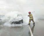 Arde auto por choque