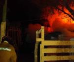 Prende fuego a su casa con su mujer adentro