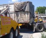 Desprende caja de tracto-camión en zona residencial