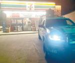 Atracan tienda a punta de pistola