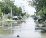 Aguas fétidas inundan calles