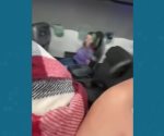 Intenta abrir la puerta de avión en pleno vuelo; la amarran con cinta a un asiento