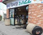 Llantas descontroladas se estrellan en tienda