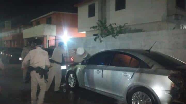 El tóxico le quema su carro afuera de su casa