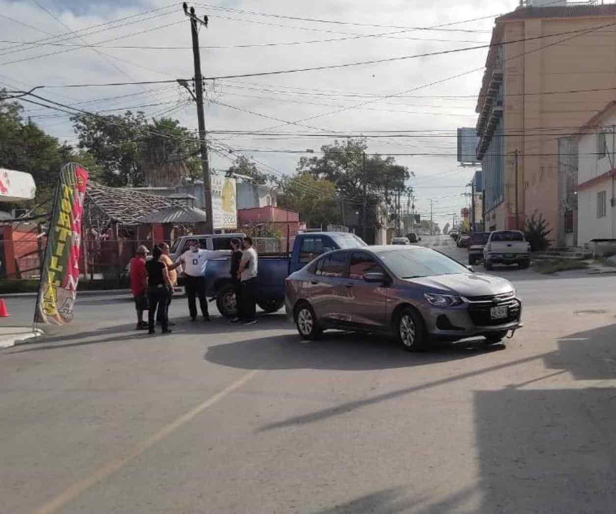 Choca por rebasar por el acotamiento