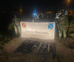 Aseguran camioneta abandonada con armamento