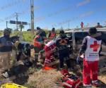 Chocan contra contención y quedan prensados en autopista