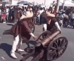 Pierde una mano al explotarle cañón