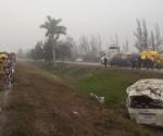 Aparatosa volcadura de camioneta deja 14 heridos de una empresa