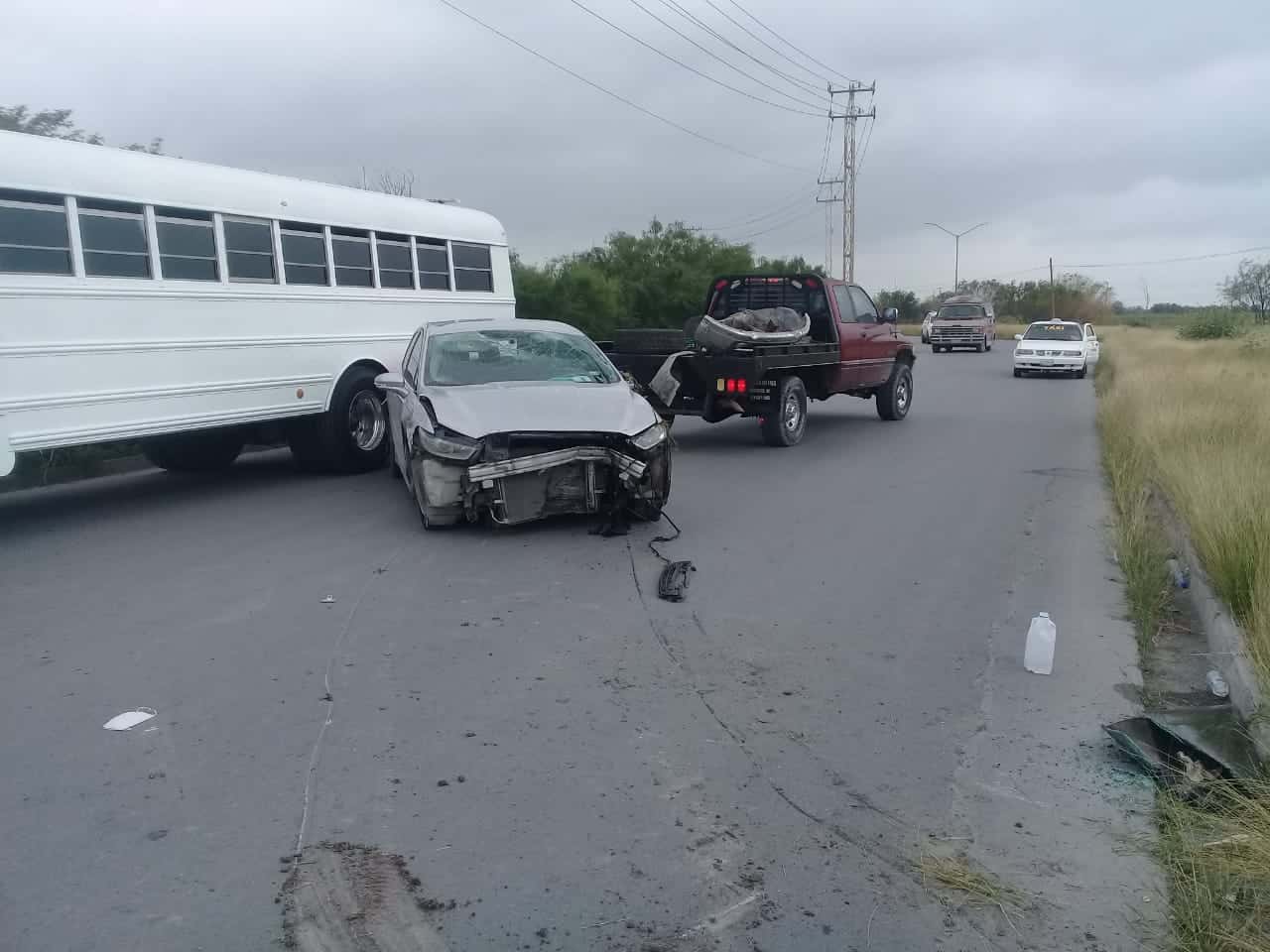 Vuelca e impacta camellón en avenida San Pedro