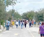 Visitantes llenan panteones