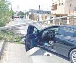 Impacta su auto en poste de concreto