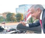 Reparte AMLO saludos, aplausos y besos desde un hotel en Washington