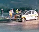 Taxista se impacta en muro de contención