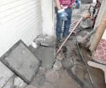 Brota aguas negras en escuela primaria