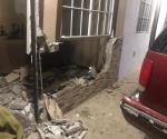 Incrusta camioneta en una casa; 2 lesionados