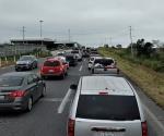 Largas filas por reten militar