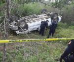 Muere residente al volcar la camioneta
